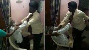 Viral Video: பென்ஷனை தர போறியா இல்லையா... தந்தையின் கழுத்தை நெறித்த கொடூரன்! 
