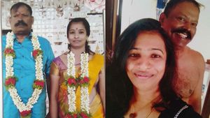 செக்ஸ் டார்ச்சர் தருகிறார்.. பல பெண்களுடன் தொடர்பு இருக்கு.. இன்ஸ்பெக்டர் மீது பெண் பரபரப்பு புகார் 