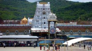 கோவிந்தா.. கோவிந்தா .. அய்யோ பாம்பு.. ஓடு ஓடு.. திருப்பதியில் தலை தெறிக்க ஓடிய பக்தர்கள்! 