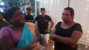 திடீரென ஆடைகளை களைந்து நிர்வாணமாக நின்ற திருநங்கையர்.. திடுக்கிட்டு போன மக்கள்.. கோவையில் பரபரப்பு 