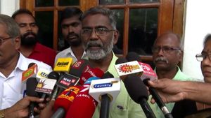 அன்று நாராயணசாமிக்கு கடும் வசை.. இன்று பாராட்டிப் புகழாரம்.. உதயக்குமார் பேச்சால் கலகல 