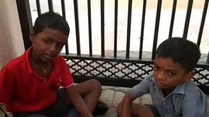 3 நிமிஷம் லேட்டா வந்தா குற்றமா.. கம்பி கேட்டுக்கு வெளியே நிற்க வைத்த வேலம்மாள்.. மதுரையில் ஷாக்! 