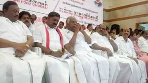 வேலூர் தொகுதியில் முகாமிட்டுள்ள தமிழக அமைச்சர்கள்... வீதி, வீதியாக தீவிரப்  பிரச்சாரம் 