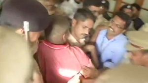 எம்எல்ஏ சட்டையை பிடித்து இழுத்து தாக்குதல்.. கமிஷனர் வருகை.. போர்க்களமான கர்நாடக தலைமைச் செயலகம் 