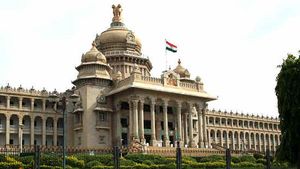 ராஜ்பவன் சென்றார் குமாரசாமி.. முதல்வர் பதவியை ராஜினாமா செய்து ஆளுநரிடம் கடிதம் 