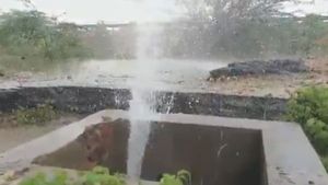 பைப் உடைந்தது.. ரோட்டில் ஆறாக ஓடி வீணாகும் குடிநீர்.. மதுரை அருகே அவலம்