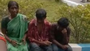  கேஸ் குடுத்தேனே.. ஏன் எடுக்கவில்லை.. கொந்தளித்த பச்சையம்மாள்.. 2 குழந்தைகளுடன்  தீக்குளிக்க முயற்சி