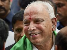 சபாநாயகர் முடிவால் குஷியில் எடியூரப்பா.. ஆட்சியை காப்பாற்ற சூப்பர் சான்ஸ்! 
