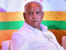 ஆமா.. எடியூரப்பா ஆட்சியமைக்க முடியாதே.. எப்படி ஆளுநரை சந்தித்தார்.. பாயிண்ட் பிடித்த காங்கிரஸ் 