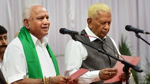 ராஜ்பவனில் கோலாகலம்.. கடவுளின் பெயரால் பதவிப் பிரமாணம்.. கர்நாடக முதல்வரானார் எடியூரப்பா 