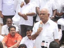குமாரசாமியை ராஜினாமா செய்ய உத்தரவிட வேண்டும்.. ஆளுநரிடம் பாஜக மனு 
