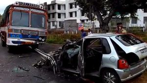 தூக்க கலக்கம்.. எதிரே வந்த லாரி மீது பயங்கரமாக மோதிய கார்.. 4 தொழிலாளர்கள் பலி.. ஈரோட்டில்! 