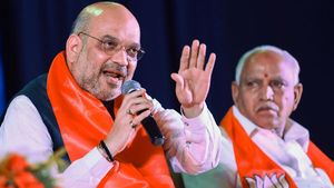 கடைசி நிமிடம் வரை 'கண்கட்டி வித்தை..' எடியூரப்பாவுக்கு அமித்ஷா கொடுத்த ஷாக் 