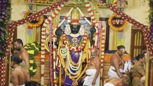 ஒரே நேரத்தில் 2 அத்திவரதர்.. காஞ்சியில் ஒன்னு.. திருச்சியில் இன்னொன்னு.. மக்களுக்கு டபுள் சந்தோஷம்! 