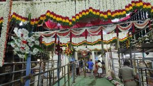 அத்திவரதர் கோவிலில் பட்டாகத்தியுடன் சுற்றிய மர்ம நபர்கள்.. 4 பேரை பிடித்த போலீஸ்.. தீவிர விசாரணை! 