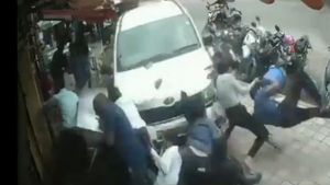 மதுபோதையில் மக்கள் கூட்டத்தில் காரை புகுத்திய டிரைவர்.. பெங்களூரில் பதற வைக்கும் வீடியோ காட்சிகள் 