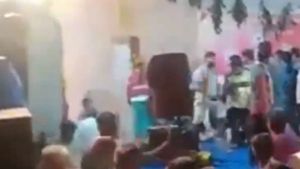 ஆலுமா, டோலுமாவா பாடுறீங்க.. ஸ்பீக்கர்களை உதைத்து தள்ளிய கன்னட அமைப்பினர்.. பெங்களூரில் பரபரப்பு 