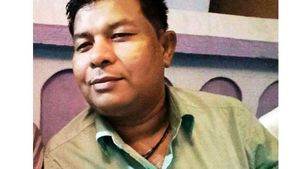 ஒரே சமயத்தில் மூன்று அரசு வேலைகளில் பணியாற்றிய சுரேஷ்.. 30 வருஷம் சம்பளமும் வாங்கியருக்காரு! 