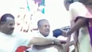 கேரள முதல்வர் பினராயி விஜயனின் கையை பிடித்து திருகி திட்டிய மூதாட்டி.. வீடியோ வைரல் 