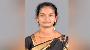 ஸ்கூட்டியில் வந்த தீபா.. ஸ்கூல் வேன் மோதி பலி.. ஹெல்மட்டுடன் தலை நசுங்கிய கொடூரம்! 