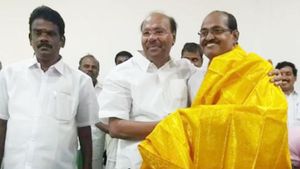 21 வருடத்திற்கு பின்... பா.ம.க.வில் மீண்டும் இணைந்தார் பேராசிரியர் தீரன்... இன்னும் பலர் வருகின்றனர்