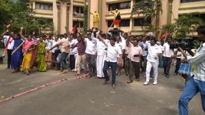 சர வெடி.. இனிப்பு.. ரிசல்ட் வரும்முன்பே அறிவாலயத்தில் திமுக தொண்டர்கள் உற்சாக கொண்டாட்டம் 