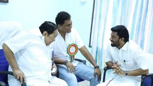 ஆஹா.. இந்தப் பக்கம் துரைமுருன்.. நடுவில் டிஆர்பி ராஜா.. அந்தப் பக்கம் ஓபிஆர்.. அரிய காட்சி! 