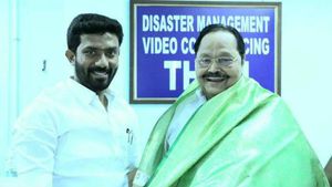 வாங்க சாப்பிடலாம்.. இருக்கட்டும் பரவாயில்லப்பா.. பாசத்தை பரிமாறி கொண்ட துரைமுருகனும், ஓபிஎஸ் மகனும் 