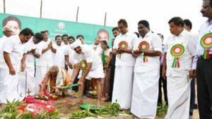தலைப்பாகை கட்டி.. வேட்டியை மடிச்சுக் கட்டி... மண்வெட்டியைத் தூக்கி.. அசத்திய முதல்வர் பழனிச்சாமி! 