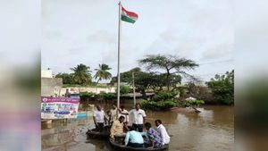 கர்நாடகத்தில் வெள்ளம்.. இடுப்பளவு தண்ணீரில் 