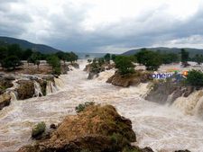 58 வருடத்தில் இல்லாத அளவிற்கு வெள்ளம்.. ஒகேனக்கல்லில் பெருக்கெடுக்கும் நீர்வரத்து.. வந்தாய் காவிரி! 