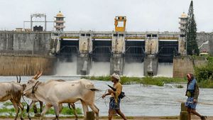 கரைபுரண்டோடி வரும் வெள்ளம்.. நிறைந்தது கபினி அணை.. விநாடிக்கு 90,000 கன அடி நீர் திறப்பு!