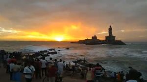 நீண்ட இடைவெளிக்குப் பின் பளிச் சூரியன்.. பரவச உதயம்.. குமரியில் சுற்றுலாப் பயணிகள் ஹேப்பி