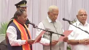 எடியூரப்பா அரசில் முதல் முறையாக அமைச்சரவை விஸ்தரிப்பு.. 17 அமைச்சர்கள் பதவியேற்பு 