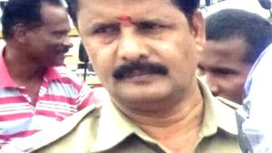 அப்பா மகன்  வெட்டி கொலை.. கொலையாளிகளுக்கு சாதகமாக மாறிய இன்ஸ்பெக்டர்.. அதிரடி சஸ்பெண்ட் 