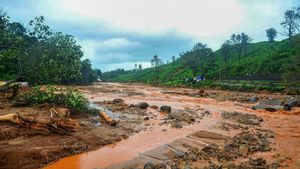 ஒரு கிராமத்தின் வரைபடமே மொத்தமாக மாறியது.. கேரளாவில் நிலச்சரிவால் உருக்குலைந்த ஏழைகளின் ஊட்டி! 