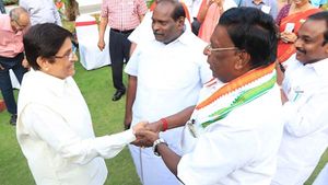 கலகலவென சிரித்துப் பேசிய நாராயணசாமி - கிரண் பேடி.. புதுச்சேரியில் அடடே!