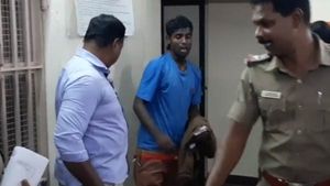 காவல் நிலையம் முன்பு திடீர் பதட்டம்.. தீக்குளிக்க முயன்ற இலங்கை வாலிபர்