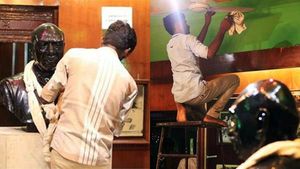 சத்தியமா தண்ணி அடிக்க மாட்டோம்.. சிலையை தொட்டோம்.. சுத்தமாயிட்டோம்.. மாணவர்கள் கண்ணீர் 