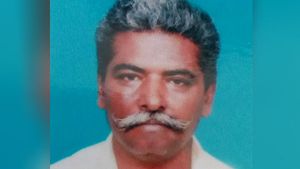 மூக்காண்டி தூங்குகிறார் என்றே அத்தனை பேரும் நினைத்தனர்.. அருகில் போய்ப் பார்த்தால்.. பரிதாபம்! 