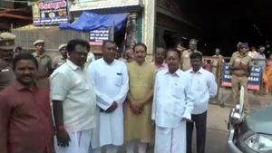  மதுரை மீனாட்சி அம்மன் கோவிலில் பிரதமர் மோடியின் சகோதரர் வழிபாடு.. உடன் வந்த தம்பிதுரை 