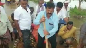இவரு போட் ஓட்டுற ஸ்டைலுக்கு 5 ரூபாய் கூட தரக் கூடாது.. வெள்ளத்திலும் பப்ளிசிட்டி தேடிய பாஜக எம்எல்ஏ!