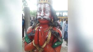 முனியப்பா சாமி சிலைக்கு செருப்பு மாலை.. விஷமிகள் அட்டகாசம்.. தர்மபுரியில் பெரும் அதிர்ச்சி 