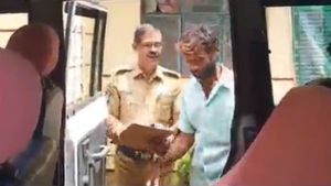  மேற்கு வங்க நபர் மீது சந்தேகம்.. பொதுமக்கள் மடக்கிப் பிடித்தனர்.. போலீஸ் விசாரணை