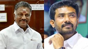 மின்னல் வேகத்தில் கோரிக்கை மனு மீது நடவடிக்கை.. தேனி தொகுதியை கலக்கும் ஓ.பி.எஸ்.மகன்! 