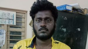 அன்று அருண்.. நேற்று ஆறுமுகம்.. பழிக்குப் பழி.. தலைக்குத் தலை.. எப்படா அரிவாளை கீழே போடுவீங்க!