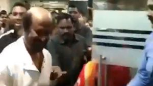 மும்பை கல்லூரிக்குள் சர்ப்ரைஸாக சென்ற ரஜினிகாந்த்.. ஷாக்கான மாணவர்கள்.. வைரலாகும் வீடியோ! 