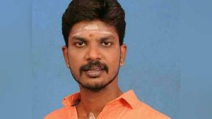 ரவுடி கோழி பாண்டியன்.. வெடிகுண்டு வீசி.. அரிவாளால் வெட்டி கொடூரக் கொலை.. சிதம்பரத்தில் பரபரப்பு 