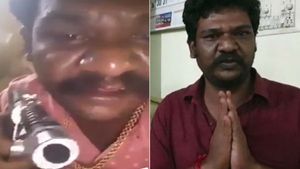 ஏய்.. இன்னா.. சுடட்டா.. ஐயா நான் ரவுடி இல்லைங்க.. அது பொம்மை துப்பாக்கிங்கய்யா.. பல்டி அடித்த கபாலி 