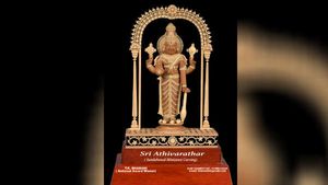 Exclusive: ஆஹா அழகு.. சந்தன மரத்தில் அத்திவரதர்.. 5 அங்குல உயரத்தில்.. காணக் கோடி கண் வேண்டும்! 